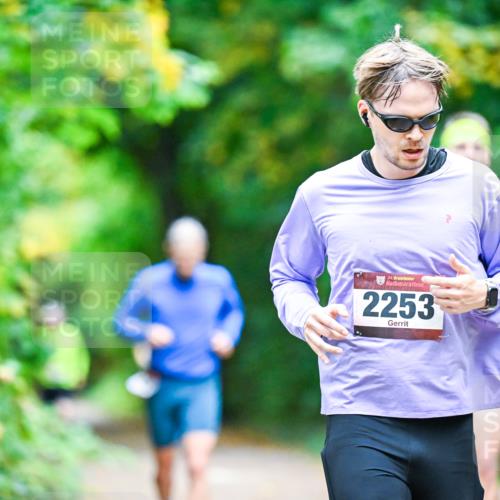 12.10.2025 - Bramfelder Halbmarathon 2025 Dr. Thomas Lammeyer http://msf.ph/oto/9356508 12.10.2025 10:57:33 Laufen 34, 2253 meine-sportfotos.de