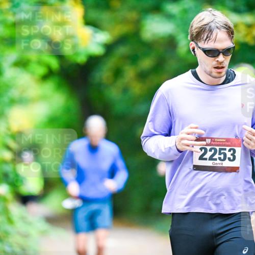 12.10.2025 - Bramfelder Halbmarathon 2025 Dr. Thomas Lammeyer http://msf.ph/oto/9356509 12.10.2025 10:57:33 Laufen 34, 2253 meine-sportfotos.de