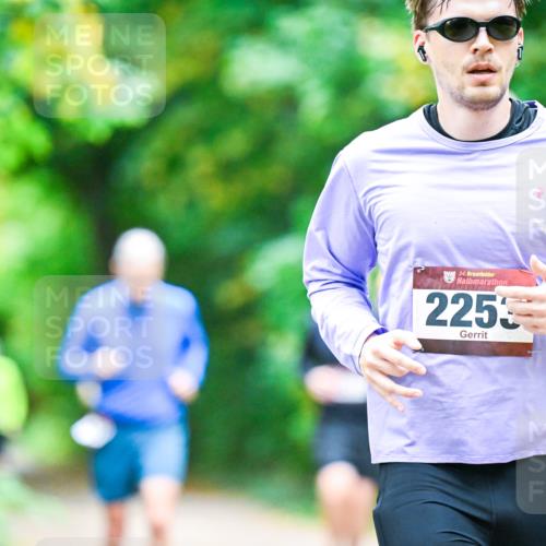 12.10.2025 - Bramfelder Halbmarathon 2025 Dr. Thomas Lammeyer http://msf.ph/oto/9356513 12.10.2025 10:57:34 Laufen 34, 2253 meine-sportfotos.de