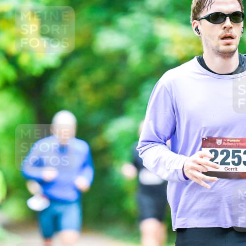 12.10.2025 - Bramfelder Halbmarathon 2025 Dr. Thomas Lammeyer http://msf.ph/oto/9356514 12.10.2025 10:57:34 Laufen 34, 2253 meine-sportfotos.de