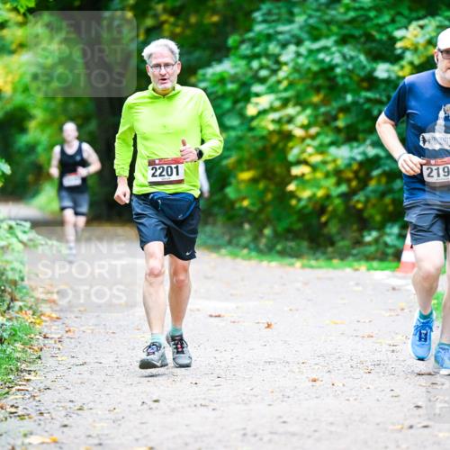 12.10.2025 - Bramfelder Halbmarathon 2025 Dr. Thomas Lammeyer http://msf.ph/oto/9356526 12.10.2025 10:57:43 Laufen 2201, 2194 meine-sportfotos.de