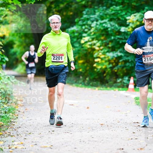 12.10.2025 - Bramfelder Halbmarathon 2025 Dr. Thomas Lammeyer http://msf.ph/oto/9356529 12.10.2025 10:57:44 Laufen 2201, 2194 meine-sportfotos.de