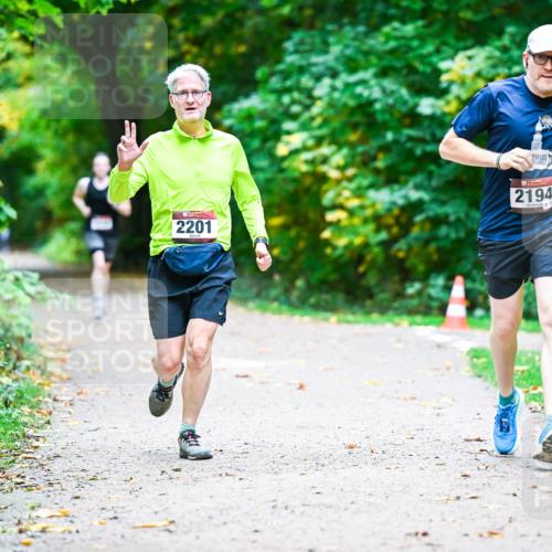 12.10.2025 - Bramfelder Halbmarathon 2025 Dr. Thomas Lammeyer http://msf.ph/oto/9356530 12.10.2025 10:57:44 Laufen 2201, 2194, 12 meine-sportfotos.de