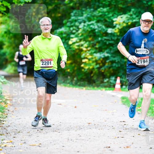 12.10.2025 - Bramfelder Halbmarathon 2025 Dr. Thomas Lammeyer http://msf.ph/oto/9356531 12.10.2025 10:57:44 Laufen 2201, 2194, 124 meine-sportfotos.de