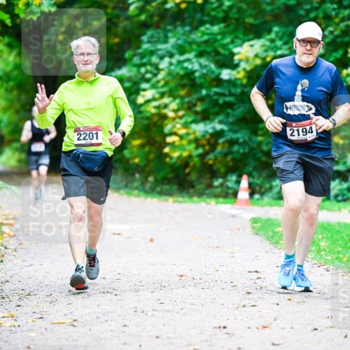 12.10.2025 - Bramfelder Halbmarathon 2025 Dr. Thomas Lammeyer http://msf.ph/oto/9356532 12.10.2025 10:57:44 Laufen 2201, 2194, 124 meine-sportfotos.de