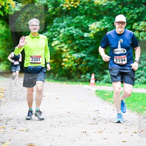 12.10.2025 - Bramfelder Halbmarathon 2025 Dr. Thomas Lammeyer http://msf.ph/oto/9356534 12.10.2025 10:57:44 Laufen 2201, 2194 meine-sportfotos.de