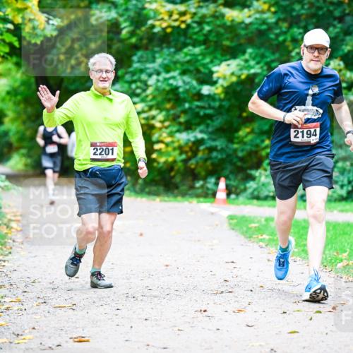 12.10.2025 - Bramfelder Halbmarathon 2025 Dr. Thomas Lammeyer http://msf.ph/oto/9356536 12.10.2025 10:57:45 Laufen 2201, 2194, 12 meine-sportfotos.de