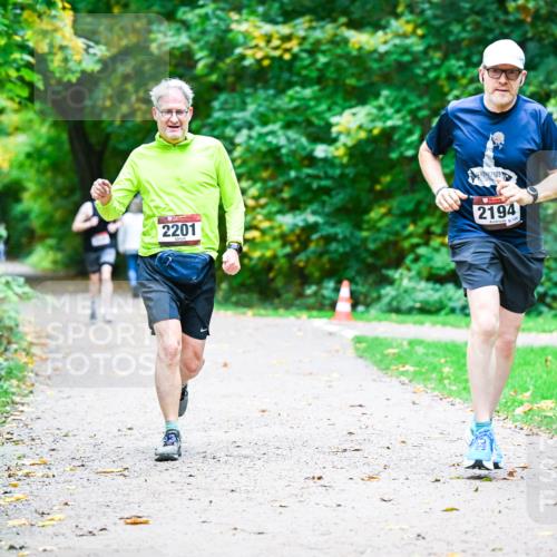 12.10.2025 - Bramfelder Halbmarathon 2025 Dr. Thomas Lammeyer http://msf.ph/oto/9356538 12.10.2025 10:57:45 Laufen 2194, 2201 meine-sportfotos.de