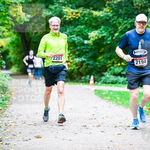 12.10.2025 - Bramfelder Halbmarathon 2025 Dr. Thomas Lammeyer http://msf.ph/oto/9356540 12.10.2025 10:57:45 Laufen 2201, 2194, 124 meine-sportfotos.de