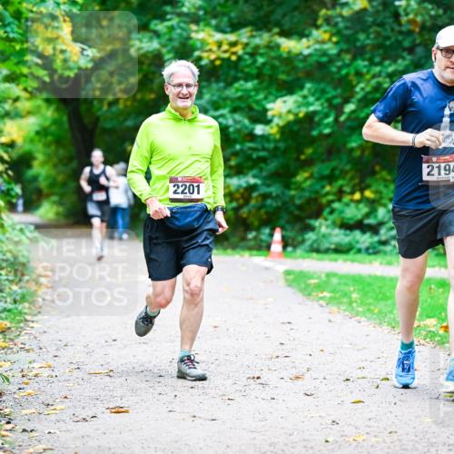 12.10.2025 - Bramfelder Halbmarathon 2025 Dr. Thomas Lammeyer http://msf.ph/oto/9356541 12.10.2025 10:57:45 Laufen 2201, 2194, 124 meine-sportfotos.de