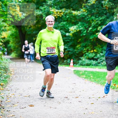 12.10.2025 - Bramfelder Halbmarathon 2025 Dr. Thomas Lammeyer http://msf.ph/oto/9356542 12.10.2025 10:57:46 Laufen 2194, 2201 meine-sportfotos.de