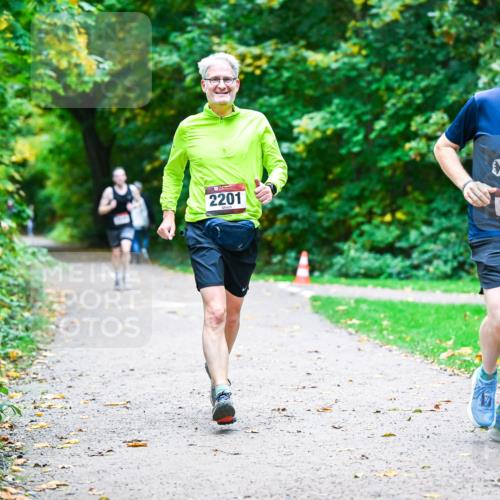 12.10.2025 - Bramfelder Halbmarathon 2025 Dr. Thomas Lammeyer http://msf.ph/oto/9356543 12.10.2025 10:57:46 Laufen 2201, 2194, 124 meine-sportfotos.de