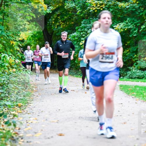 12.10.2025 - Bramfelder Halbmarathon 2025 Dr. Thomas Lammeyer http://msf.ph/oto/9356640 12.10.2025 10:58:18 Laufen 2981, 2980, 2683, 2403, 2968 meine-sportfotos.de