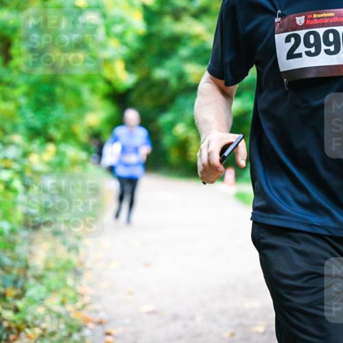 12.10.2025 - Bramfelder Halbmarathon 2025 Dr. Thomas Lammeyer http://msf.ph/oto/9356903 12.10.2025 10:59:08 Laufen 34, 2996 meine-sportfotos.de