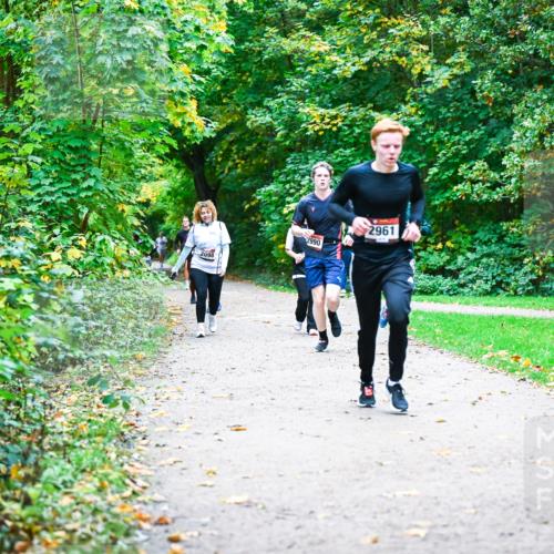 12.10.2025 - Bramfelder Halbmarathon 2025 Dr. Thomas Lammeyer http://msf.ph/oto/9356934 12.10.2025 10:59:17 Laufen 2098, 2990, 2961 meine-sportfotos.de