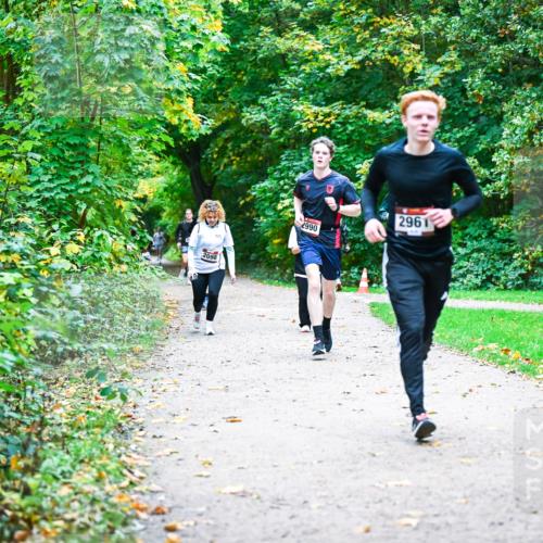 12.10.2025 - Bramfelder Halbmarathon 2025 Dr. Thomas Lammeyer http://msf.ph/oto/9356937 12.10.2025 10:59:18 Laufen 2098, 2990, 2961 meine-sportfotos.de