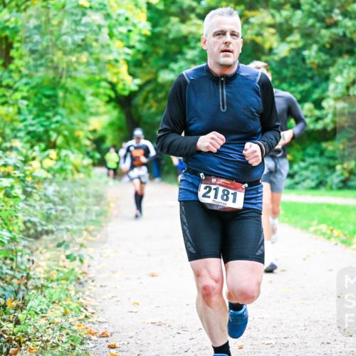 12.10.2025 - Bramfelder Halbmarathon 2025 Dr. Thomas Lammeyer http://msf.ph/oto/9356994 12.10.2025 10:59:26 Laufen 2181 meine-sportfotos.de