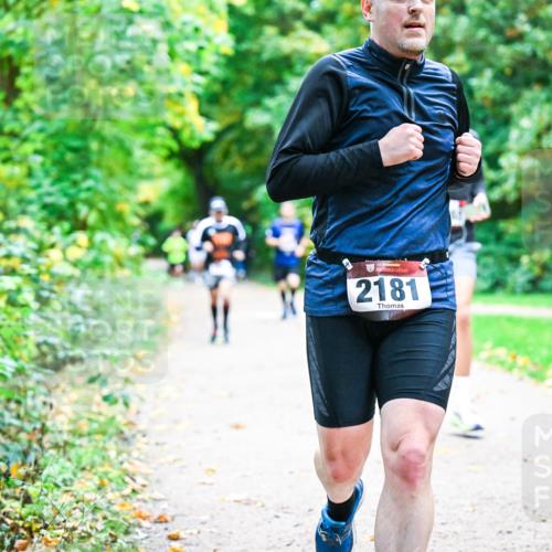 12.10.2025 - Bramfelder Halbmarathon 2025 Dr. Thomas Lammeyer http://msf.ph/oto/9356996 12.10.2025 10:59:27 Laufen 34, 2181 meine-sportfotos.de
