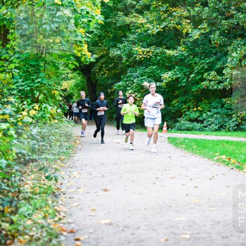 12.10.2025 - Bramfelder Halbmarathon 2025 Dr. Thomas Lammeyer http://msf.ph/oto/9357036 12.10.2025 10:59:35 Laufen 2842, 2817, 2227 meine-sportfotos.de