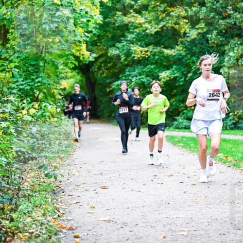12.10.2025 - Bramfelder Halbmarathon 2025 Dr. Thomas Lammeyer http://msf.ph/oto/9357053 12.10.2025 10:59:37 Laufen 2227, 841, 2842 meine-sportfotos.de