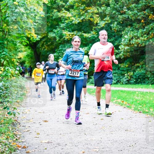 12.10.2025 - Bramfelder Halbmarathon 2025 Dr. Thomas Lammeyer http://msf.ph/oto/9357203 12.10.2025 11:00:03 Laufen 3860, 2594, 2217, 08 meine-sportfotos.de