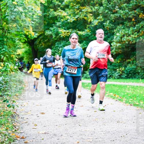 12.10.2025 - Bramfelder Halbmarathon 2025 Dr. Thomas Lammeyer http://msf.ph/oto/9357204 12.10.2025 11:00:03 Laufen 2594, 2217, 2208 meine-sportfotos.de