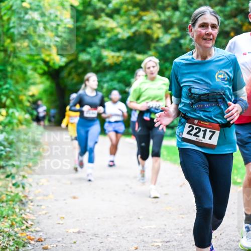 12.10.2025 - Bramfelder Halbmarathon 2025 Dr. Thomas Lammeyer http://msf.ph/oto/9357216 12.10.2025 11:00:05 Laufen 2021, 2208, 2217 meine-sportfotos.de