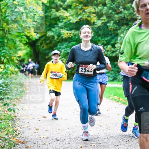 12.10.2025 - Bramfelder Halbmarathon 2025 Dr. Thomas Lammeyer http://msf.ph/oto/9357226 12.10.2025 11:00:07 Laufen 300, 2594, 2772 meine-sportfotos.de