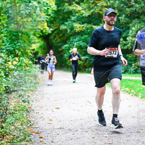 12.10.2025 - Bramfelder Halbmarathon 2025 Dr. Thomas Lammeyer http://msf.ph/oto/9357297 12.10.2025 11:00:21 Laufen 572, 3, 2561 meine-sportfotos.de
