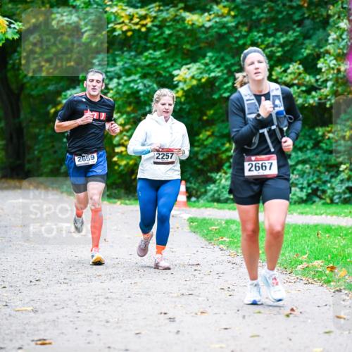 12.10.2025 - Bramfelder Halbmarathon 2025 Dr. Thomas Lammeyer http://msf.ph/oto/9357484 12.10.2025 11:01:11 Laufen 2659, 2257, 2667 meine-sportfotos.de