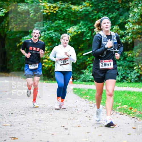 12.10.2025 - Bramfelder Halbmarathon 2025 Dr. Thomas Lammeyer http://msf.ph/oto/9357485 12.10.2025 11:01:11 Laufen 2659, 2257, 2667 meine-sportfotos.de