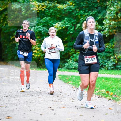 12.10.2025 - Bramfelder Halbmarathon 2025 Dr. Thomas Lammeyer http://msf.ph/oto/9357486 12.10.2025 11:01:11 Laufen 2659, 2257, 2667 meine-sportfotos.de