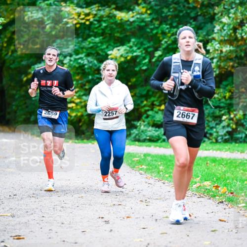 12.10.2025 - Bramfelder Halbmarathon 2025 Dr. Thomas Lammeyer http://msf.ph/oto/9357487 12.10.2025 11:01:11 Laufen 2659, 2257, 2667 meine-sportfotos.de