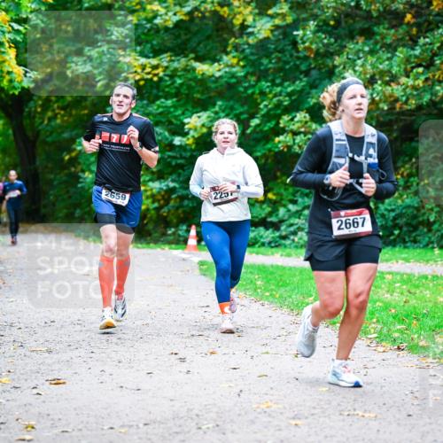 12.10.2025 - Bramfelder Halbmarathon 2025 Dr. Thomas Lammeyer http://msf.ph/oto/9357491 12.10.2025 11:01:12 Laufen 2659, 2257, 2667 meine-sportfotos.de