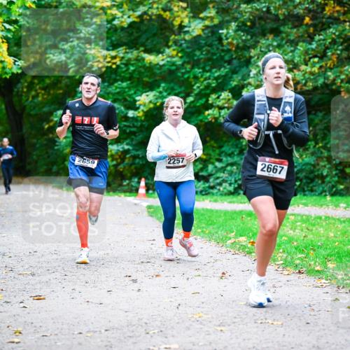 12.10.2025 - Bramfelder Halbmarathon 2025 Dr. Thomas Lammeyer http://msf.ph/oto/9357492 12.10.2025 11:01:12 Laufen 2659, 2257, 2667 meine-sportfotos.de