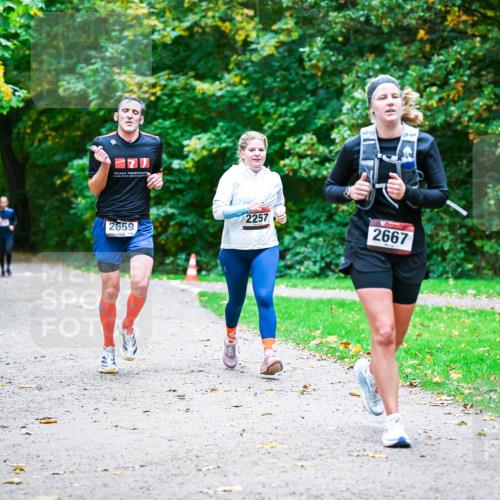 12.10.2025 - Bramfelder Halbmarathon 2025 Dr. Thomas Lammeyer http://msf.ph/oto/9357493 12.10.2025 11:01:12 Laufen 2659, 2257, 2667 meine-sportfotos.de