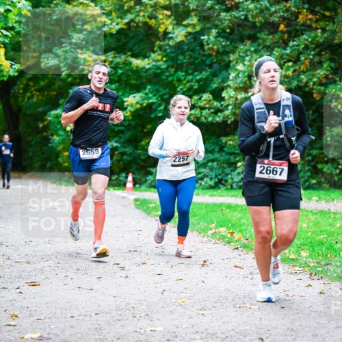 12.10.2025 - Bramfelder Halbmarathon 2025 Dr. Thomas Lammeyer http://msf.ph/oto/9357494 12.10.2025 11:01:12 Laufen 2659, 2257, 2667 meine-sportfotos.de