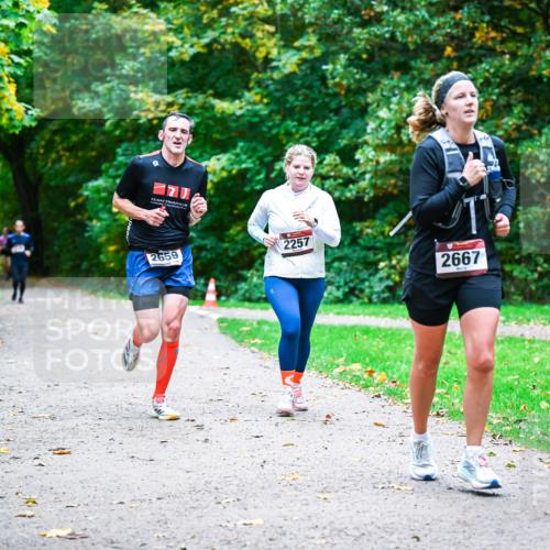 12.10.2025 - Bramfelder Halbmarathon 2025 Dr. Thomas Lammeyer http://msf.ph/oto/9357495 12.10.2025 11:01:12 Laufen 2659, 2257, 2667 meine-sportfotos.de