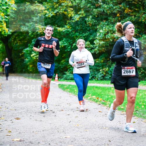 12.10.2025 - Bramfelder Halbmarathon 2025 Dr. Thomas Lammeyer http://msf.ph/oto/9357496 12.10.2025 11:01:12 Laufen 2659, 2257, 2667 meine-sportfotos.de