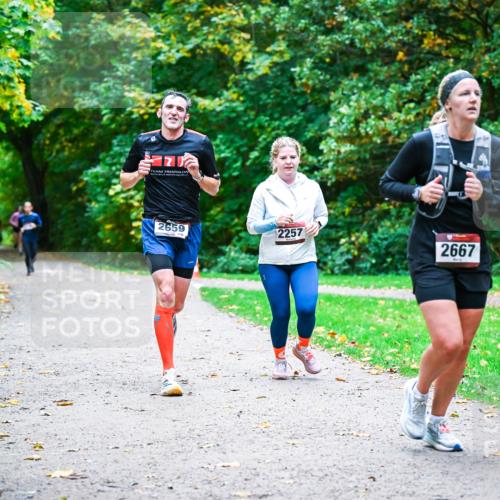 12.10.2025 - Bramfelder Halbmarathon 2025 Dr. Thomas Lammeyer http://msf.ph/oto/9357497 12.10.2025 11:01:12 Laufen 2659, 2257, 2667 meine-sportfotos.de