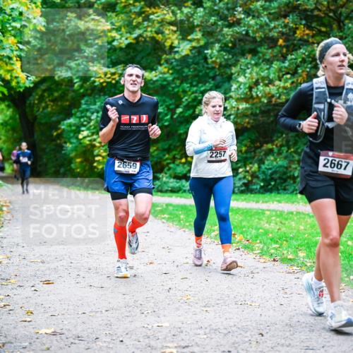 12.10.2025 - Bramfelder Halbmarathon 2025 Dr. Thomas Lammeyer http://msf.ph/oto/9357498 12.10.2025 11:01:12 Laufen 2659, 2257, 2667 meine-sportfotos.de