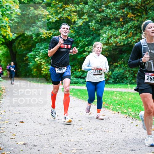 12.10.2025 - Bramfelder Halbmarathon 2025 Dr. Thomas Lammeyer http://msf.ph/oto/9357499 12.10.2025 11:01:13 Laufen 2659, 2257, 2667 meine-sportfotos.de