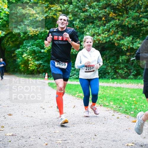 12.10.2025 - Bramfelder Halbmarathon 2025 Dr. Thomas Lammeyer http://msf.ph/oto/9357502 12.10.2025 11:01:13 Laufen 2659, 2257, 2667 meine-sportfotos.de