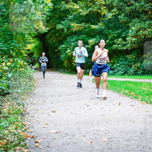 12.10.2025 - Bramfelder Halbmarathon 2025 Dr. Thomas Lammeyer http://msf.ph/oto/9357782 12.10.2025 11:02:07 Laufen 2419, 2571, 2410 meine-sportfotos.de