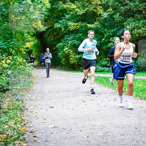 12.10.2025 - Bramfelder Halbmarathon 2025 Dr. Thomas Lammeyer http://msf.ph/oto/9357791 12.10.2025 11:02:08 Laufen 2419, 2571, 2410 meine-sportfotos.de