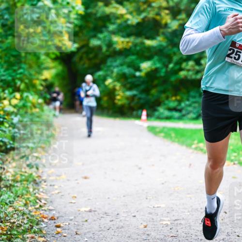 12.10.2025 - Bramfelder Halbmarathon 2025 Dr. Thomas Lammeyer http://msf.ph/oto/9357808 12.10.2025 11:02:10 Laufen 2571 meine-sportfotos.de