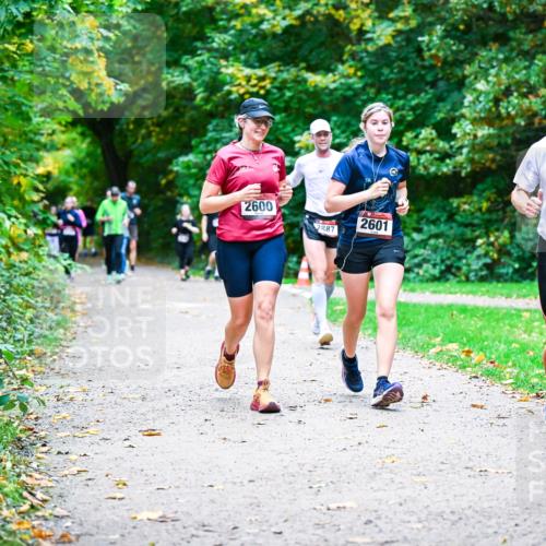 12.10.2025 - Bramfelder Halbmarathon 2025 Dr. Thomas Lammeyer http://msf.ph/oto/9357992 12.10.2025 11:02:52 Laufen 2600, 2887, 2601 meine-sportfotos.de
