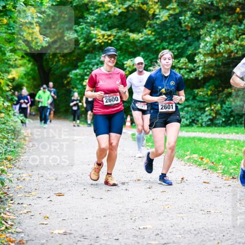 12.10.2025 - Bramfelder Halbmarathon 2025 Dr. Thomas Lammeyer http://msf.ph/oto/9357993 12.10.2025 11:02:52 Laufen 2600, 2887, 2601 meine-sportfotos.de