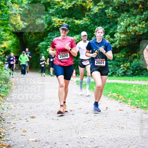 12.10.2025 - Bramfelder Halbmarathon 2025 Dr. Thomas Lammeyer http://msf.ph/oto/9357994 12.10.2025 11:02:52 Laufen 2600, 2887, 2601 meine-sportfotos.de