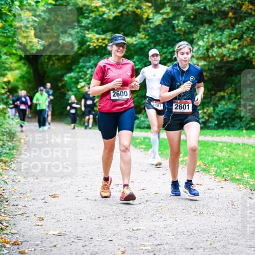 12.10.2025 - Bramfelder Halbmarathon 2025 Dr. Thomas Lammeyer http://msf.ph/oto/9357997 12.10.2025 11:02:52 Laufen 2600, 887, 2601 meine-sportfotos.de